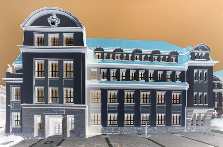 Farb-Negativ eines dreistöckigen Gebäudes mit markanter Fassade. Da es sich um das Negativ eines Fotos handelt, wird Helles dunkel dargestellt, Dunkles hell und der blaue Himmel in einem Orange-Ton.