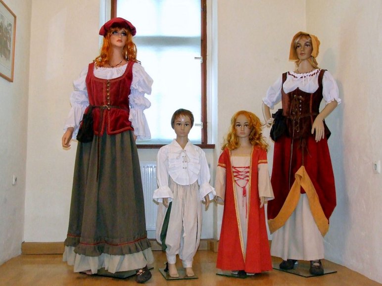 Schildbürger in damaliger Kleidung