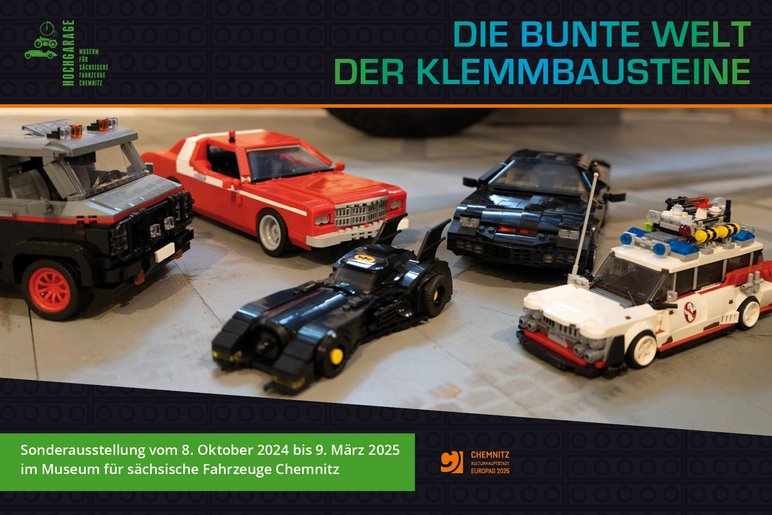 Neben Ausstellungstitel, -laufzeit und -ort zeigt das Plakat ein großes Foto kleiner Modell-Autos aus bunten Klemmbausteinen.