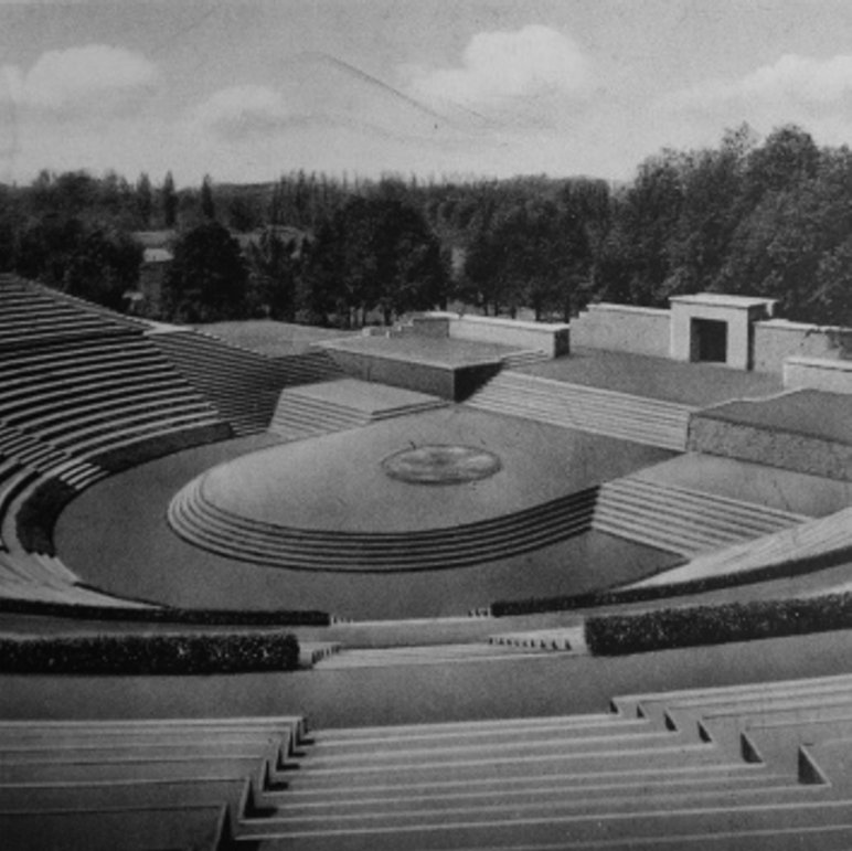 Schwarzweißgrafik eines wie ein Amphitheater gestalteten großen Platzes