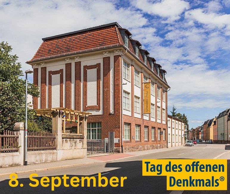 An einer beidseitig von Häusern gesäumten Straße steht ein dreistöckiges Klinkergebäude mit Kassettenfenstern. Unten stehen die Worte "Tag des offenen Denkmals" und das Datum "8. September".