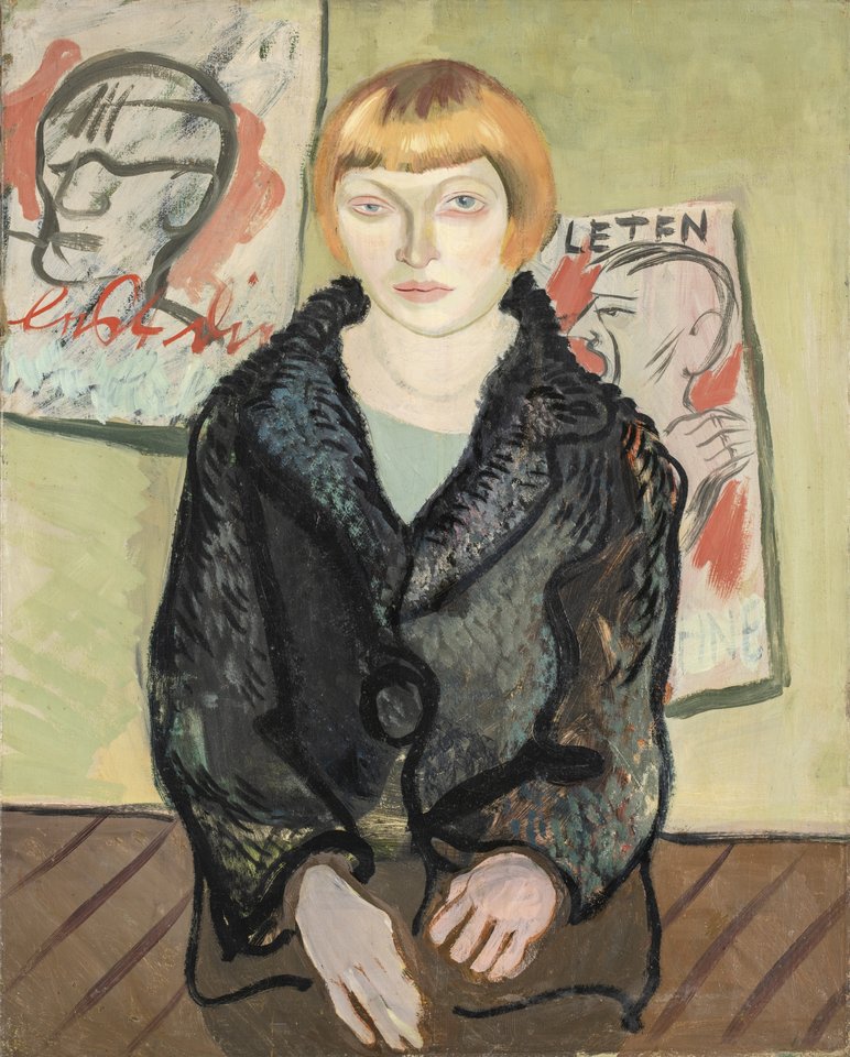 Gemälde einer traurig wirkenden jungen Frau mit blondem Pagen-Schnitt, die, in eine schwarze Pelzjacke gekleidet, vor einer Wand mit zwei Plakaten sitzt, auf denen jeweils ein in krakeliger Form gezeichnetes Gesicht erkennbar ist.