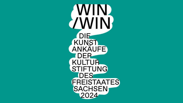 Zentral ist in schwarzen Großbuchstaben vor grünem Hintergrund der Ausstellungstitel angeordnet: "WIN/WIN Die Ankäufe der Kulturstiftung des Freistaates Sachsen 2024"