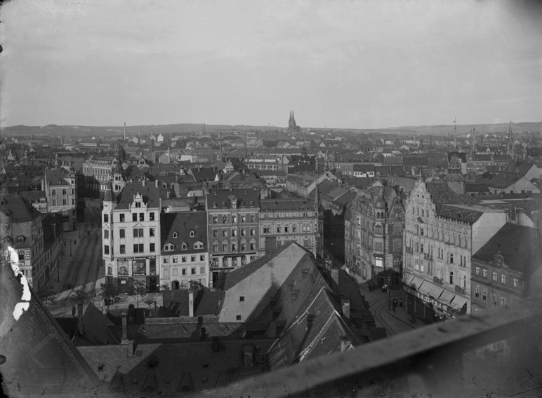 Historische Schwarzweiß-Fotografie über eine dicht bebaute städtische Landschaft