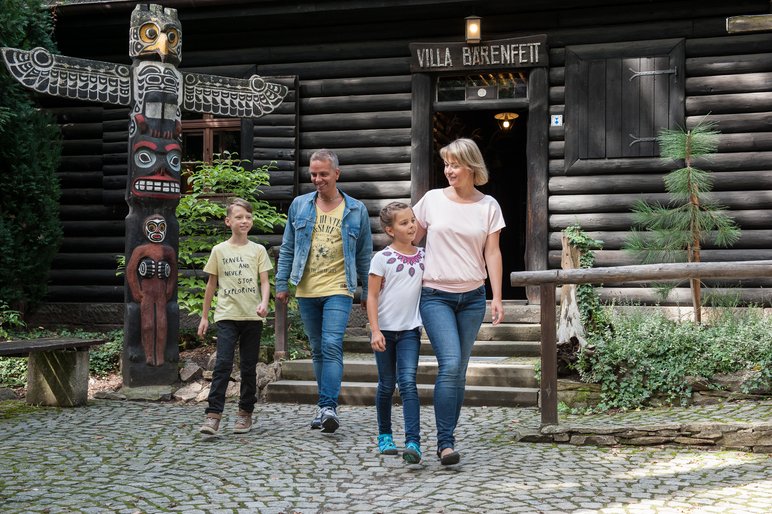 Besucher vor der Villa Bärenfett