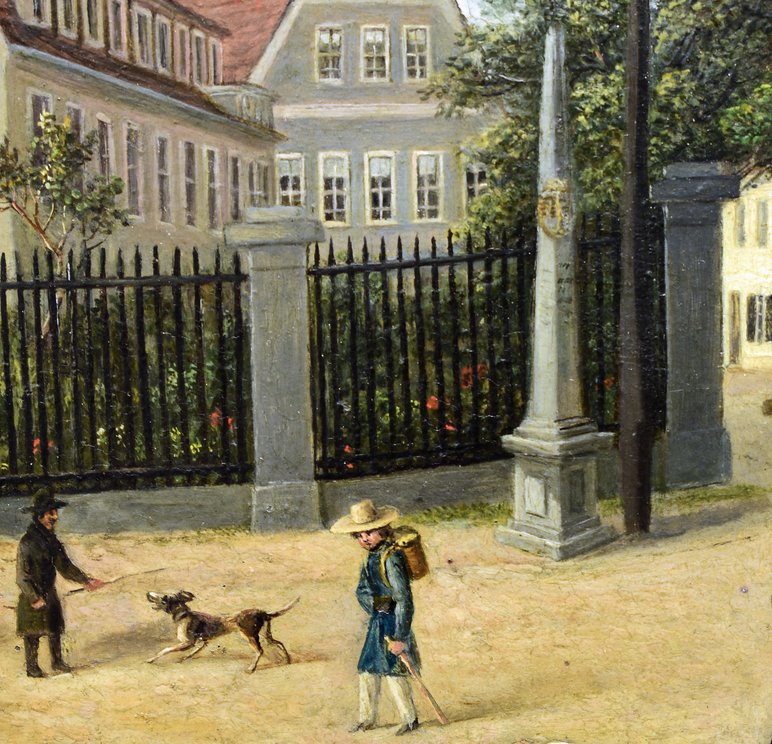 Auf dem Bild ist eine vor einem umzäunten bebauten Gelände eine historische Postmeilensäule zu sehen. Auf dem Weg davor sind zwei Personen und ein Hund dargestellt.
