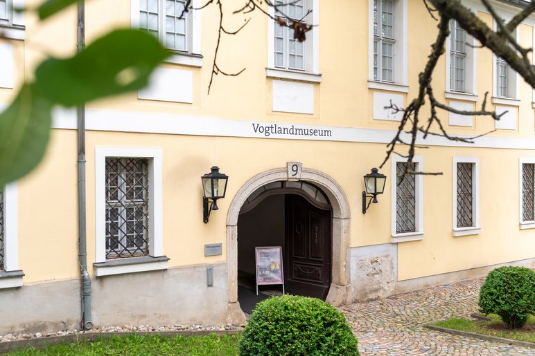 Das Foto zeigt das Eingangstor eines historischen Gebäudes, darüber steht das Wort "Vogtlandmuseum".