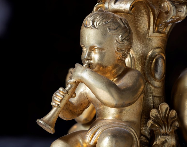 Detailfoto: goldener Engel mit Schalmei an einem Tischaufsatz