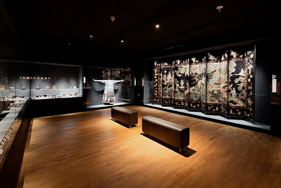 Ständige Ausstellung II: Asiatische Kunst. Impulse für Europa; Schnitzlack-Stellschirm-Kabinett / Ostasien