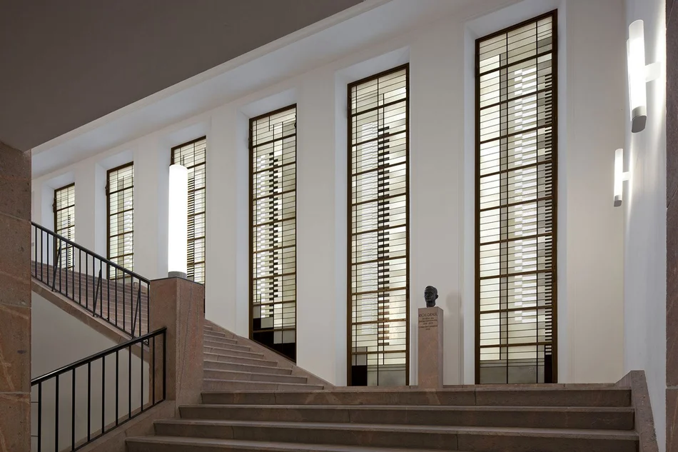 Josef-Albers-Fenster im Haupttreppenhaus