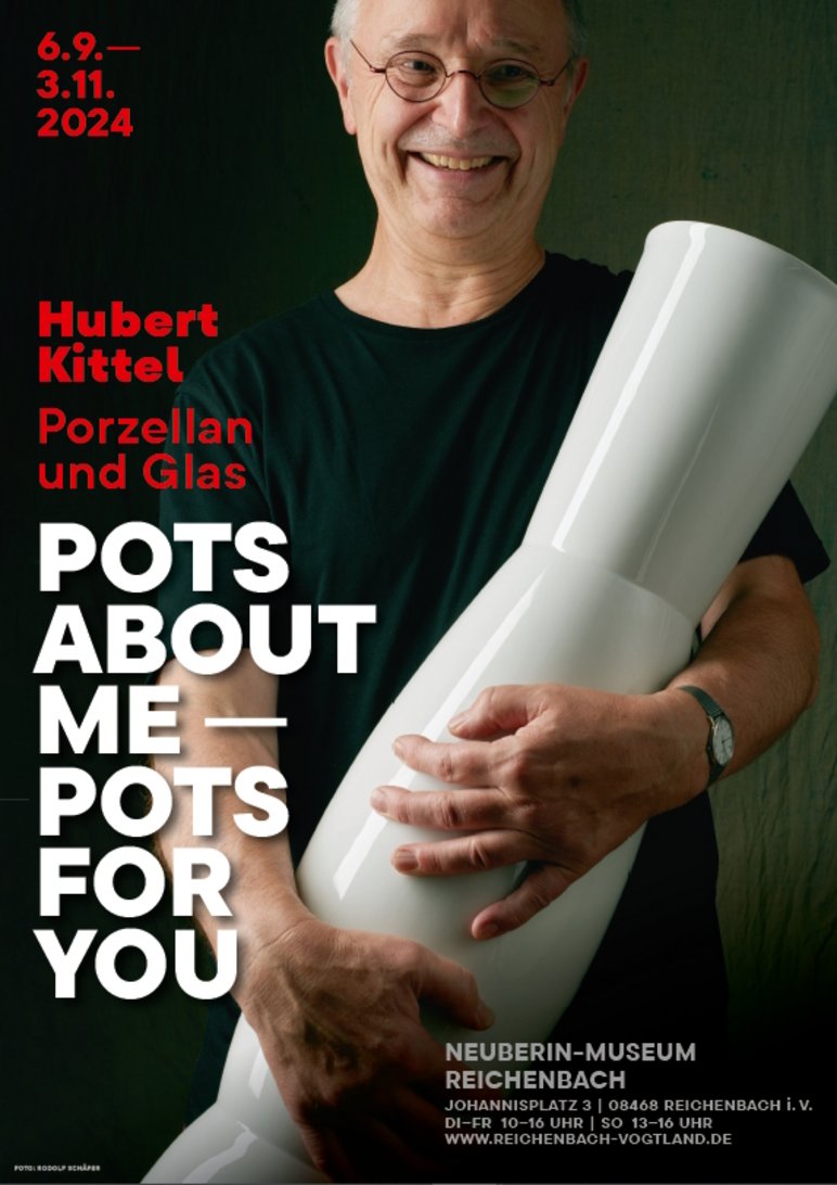 Das Plakatbild zeigt den Designer Hubert Kittel wie er eine von ihm entworfene große Standvase in den Händen hält.