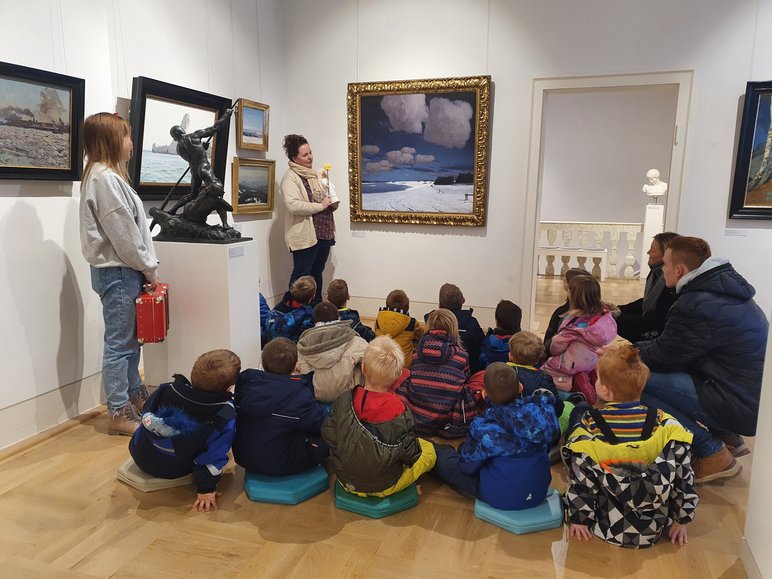 Foto: Schulklasse in der Kunstgalerie des Schlosses