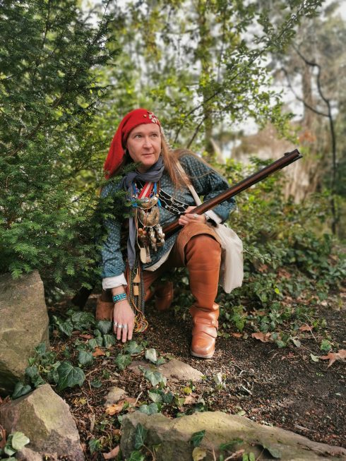 Ein französischer Waldläufer in traditioneller Kleidung auf Spurensuche