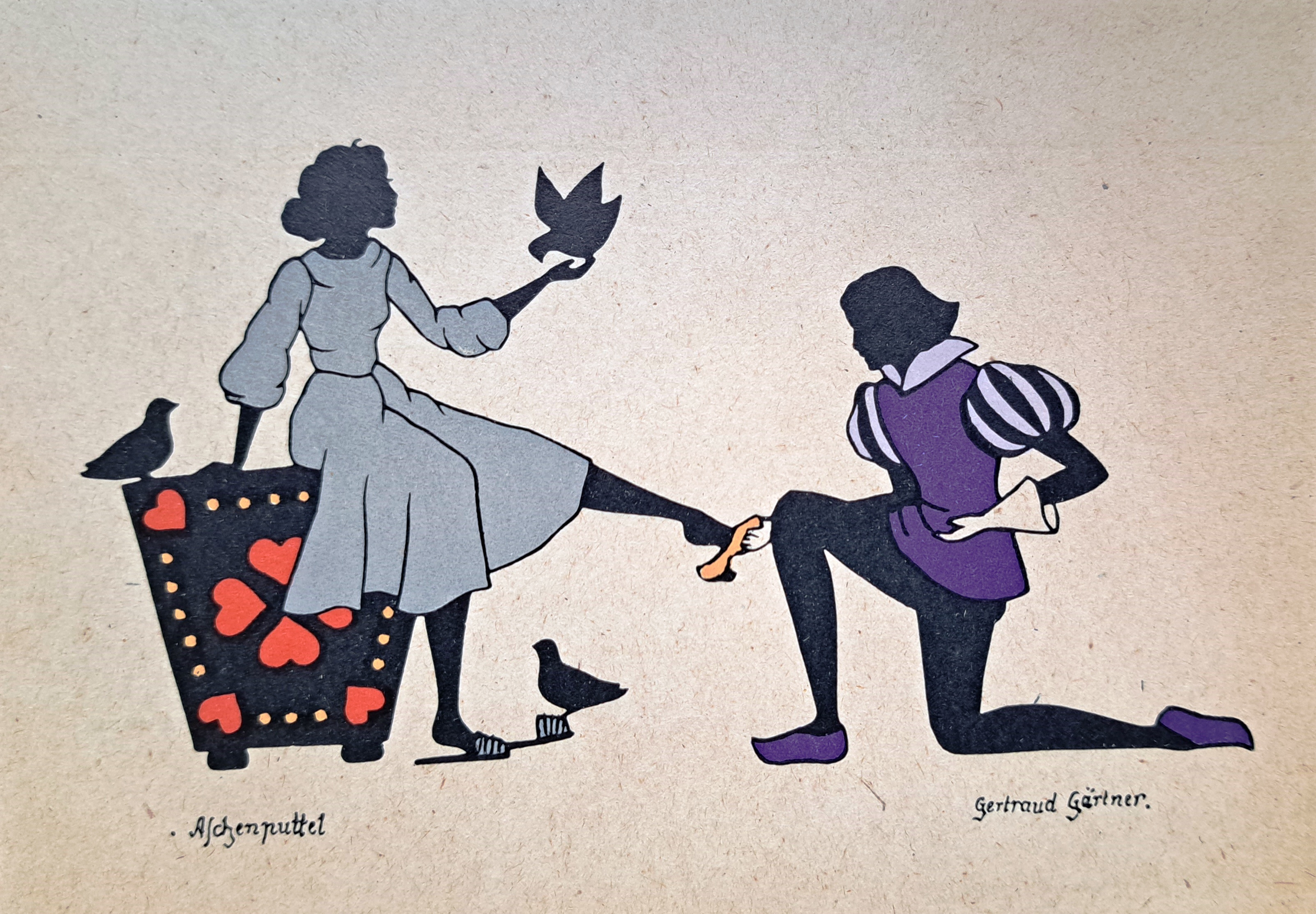 Colorierte Skizze: Links von Tauben umschwirrt Aschenputtel, vor der rechts der Prinz kniet und ihr den Schuh über die Füße streift