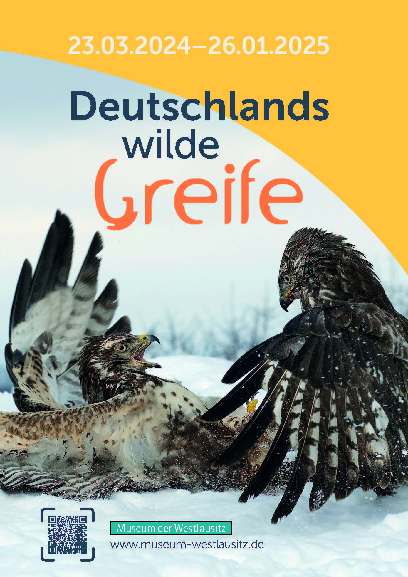 Plakatmotiv ist eine Nahaufnahme zweier Greifvögel in winterlicher Landschaft. Neben dem Ausstellungstitel sind Laufzeit, Museumsname und die URL der Museumswebsite auf dem Plakat vermerkt.